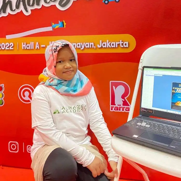 Foto siswa Karenita memberikan testimoni selama belajar coding di Alhazen Academy